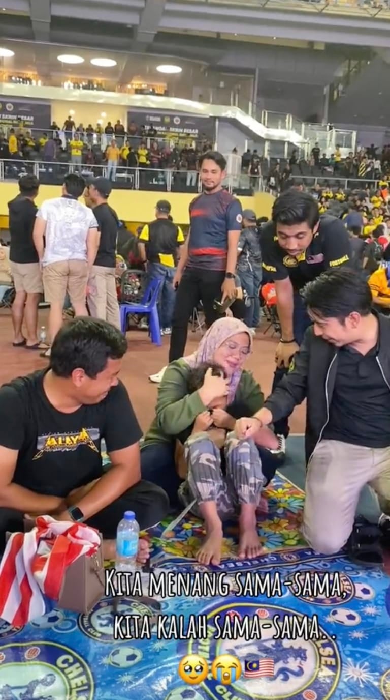 M'sian Dad & Son Cry After Harimau Malaya's Loss In Asia Cup, Gets ...